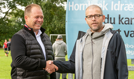 Den 3-rige aftale mellem Volkswagen Randers og HSF besegles her med hndslag mellem Henrik Poulsen VW og Jim Jensen, formand i HSF.